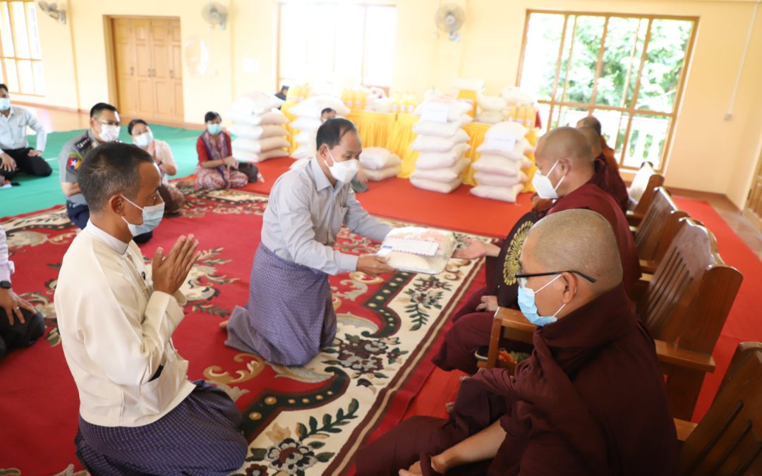 ဝန်ကြီးချုပ် ဦးမြတ်ကျော် မုံရွာမြို့၊ အလုံရပ်ကွက်ရှိ လေးတောင်ပြင် ကျောင်းတိုက်နှင့် ဒက္ခိဏာရုံကျောင်းတိုက်ရှိ ဆရာတော်ကြီးများထံ လှူဘွယ်ဝတ္တု၊ ဆွမ်းဆန် တော်၊ ဆီ၊ ဆား၊ စားသောက်ဖွယ်ရာများနှင့် စေတီတော်တည်ထားရန် အလှူငွေဆက်ကပ် လှူဒါန်း