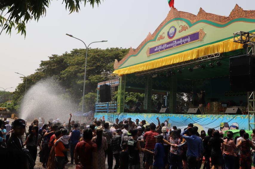 စစ်ကိုင်းတိုင်းဒေသကြီး ဝန်ကြီးချုပ် ဦးမြတ်ကျော် ၁၃၈၃-ခုနှစ်၊ (၂၀၂၂-ခုနှစ်) စစ်ကိုင်းတိုင်းဒေသ ကြီး မြန်မာ့ရိုးရာယဉ်ကျေးမှု မဟာသင်္ကြန်ပွဲတော် ဗဟိုမဏ္ဍပ်နှင့် ကန်သာယာကျွန်းပတ်လည်ရှိ ရေကစားမဏ္ဍပ်များအား လိုက်လံကြည့်ရှုအားပေး