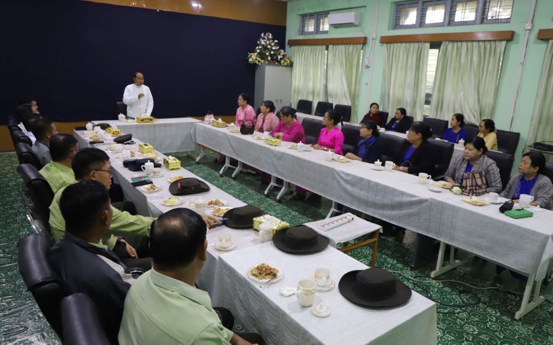 စစ်ကိုင်းတိုင်းဒေသကြီး ဝန်ကြီးချုပ် ဦးမြတ်ကျော် မုံရွာစီးပွားရေးတက္ကသိုလ်၊ မုံရွာတက္ကသိုလ် နှင့်မုံရွာပညာရေးဒီဂရီကောလိပ်ရှိ ပါမောက္ခချုပ်၊ ပါမောက္ခ/ဌာနမှူးများ၊ ဆရာ/ဆရာများနှင့် ရင်းရင်းနှီးနှီးတွေ့ဆုံပြီး ကျောင်းသား/ကျောင်းသူများ စာမေးပွဲဖြေဆိုနေမှုများအ