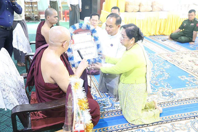 ရွှေတောင်ဦးတိပိဋကဓရ မဟာဝိဟာရကျောင်း တိုက်ကြီးသို့ စစ်ကိုင်းတိုင်းဒေသကြီးအစိုးရအဖွဲ့မှ ဆွမ်းဆန်တော်၊ ဆီ၊ ဆား၊ ပဲများ ဆက်ကပ်လှူဒါန်း