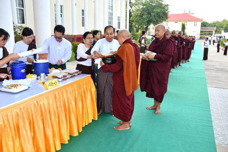 စစ်ကိုင်းတိုင်းဒေသကြီး မုံရွာမြို့၌ သံဃာတော်အပါး ၃၀၀ အား (ဒုတိယအကြိမ်) ဆွမ်းနှင့်ဆွမ်း ဟင်းလောင်းလှူပွဲ ကျင်းပ