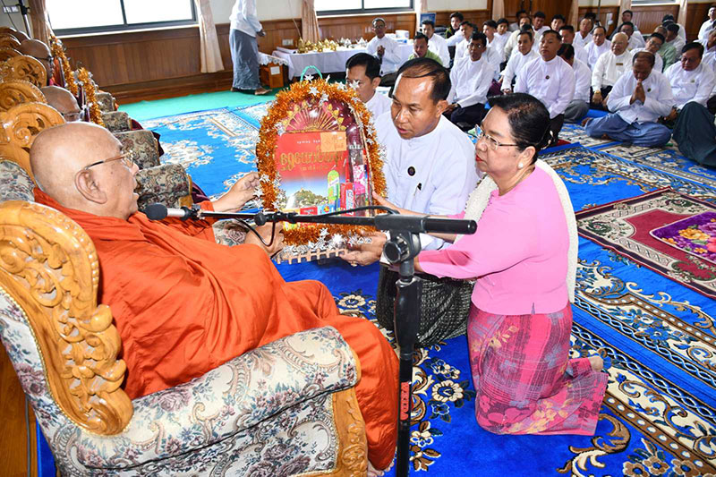 စစ်ကိုင်းမြို့၊ စစ်ကိုင်းတောင်ရိုး၊ ဆွမ်းဦးပုညရှင်စေတီတော်မြတ်ကြီး လုံးတော်ပြည့် ရွှေသင်္ကန်းဆက်ကပ်နိုင်ရေး ဩဝါဒခံယူပွဲနှင့် အလှူငွေဆက်ကပ်ခြင်းအခမ်း အနား ကျင်းပ