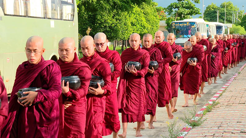 စစ်ကိုင်းတိုင်းဒေသကြီးအစိုးရအဖွဲ့မှ ကြီးမှူးကျင်းပသော မုံရွာမြို့ပေါ်ရှိဆရာတော်၊သံဃာတော်များအား ဆွမ်းနှင့်ဆွမ်းဟင်းလောင်းလှူပွဲ အခမ်းအနားကျင်းပ