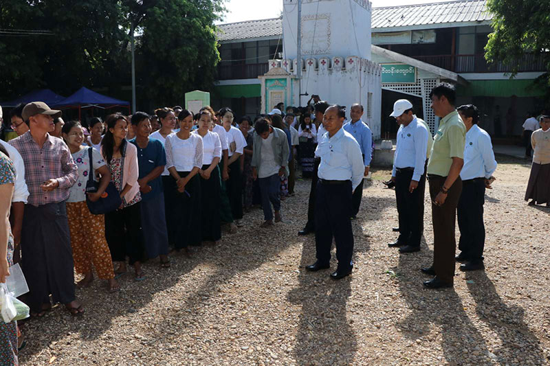 စစ်ကိုင်းတိုင်းဒေသကြီး ဝန်ကြီးချုပ် ဦးမြတ်ကျော် မုံရွာမြို့ အမှတ်(၁) အခြေခံပညာအထက်တန်းကျောင်းဝန်းအတွင်း စုပေါင်းသန့်ရှင်းရေးဆောင်ရွက်နေမှု ကြည့်ရှု အားပေး