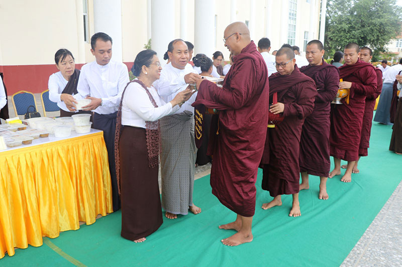 စစ်ကိုင်းတိုင်းဒေသကြီးအစိုးရအဖွဲ့မှ ကြီးမှူးကျင်းပသော မုံရွာမြို့ပေါ်ရှိ ပရိယတ္တိစာသင်တိုက် ကြီး ၈ တိုက်မှ ဆရာတော်၊သံဃာတော်များအား ဆွမ်းနှင့်ဆွမ်းဟင်းများ လောင်းလှူပွဲကျင်းပ