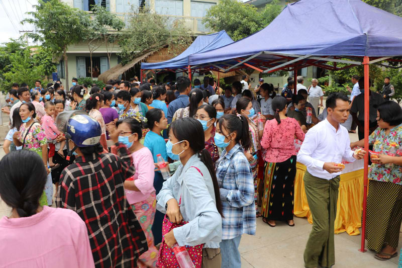 စစ်ကိုင်းတိုင်းဒေသကြီး ဝန်ကြီးချုပ် ဦးမြတ်ကျော် မုံရွာမြို့၊ မဟာဇောတိကာရာမပါဠိ တက္ကသိုလ်ကျောင်းတိုက်အတွင်း စုပေါင်းသန့်ရှင်းရေးဆောင်ရွက်နေမှု လိုက်လံကြည့်ရှုအားပေးခြင်းနှင့် ဆရာတော်ကြီးများထံ လှူဖွယ်ပစ္စည်းများနှင့် ဆွမ်းဆန်၊ ဆီ၊ ဆား၊ ပဲ အမယ် ၄ မျိုး ဆက်က