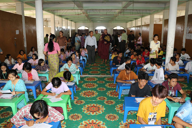 မုံရွာမြို့၊ တိပိဋကာလင်္ကာရသာမဏေကျော်ကျောင်းတိုက်ရှိ ဆရာတော်၊ သံဃာတော်များအား  လှူဖွယ်ပစ္စည်းများနှင့် ဆွမ်းဆန်၊ ဆီ၊ ဆား၊ ပဲ အမယ် ၄ မျိုး၊  ဘိလပ်မြေအိတ် – ၁၀၀၀  ဆက်ကပ် လှူဒါန်း