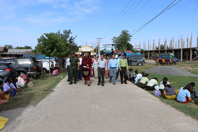 စစ်ကိုင်းတိုင်းဒေသကြီး ဝန်ကြီးချုပ် ဦးမြတ်ကျော် မုံရွာမြို့၊ တိပိဋကာလင်္ကာရသာမဏေကျော် ဘုန်းတော်ကြီးသင်ပညာရေးကျောင်းအတွင်း စုပေါင်းသန့်ရှင်းရေးဆောင်ရွက်နေမှု လိုက်လံကြည့်ရှုအားပေး
