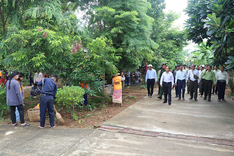 စစ်ကိုင်းတိုင်းဒေသကြီး ဝန်ကြီးချုပ် ဦးမြတ်ကျော် မုံရွာမြို့၊ လေးတောင်ပြင်ကျောင်းတိုက်ကြီး အတွင်း စုပေါင်းသန့်ရှင်းရေးဆောင်ရွက်နေမှု လိုက်လံကြည့်ရှု