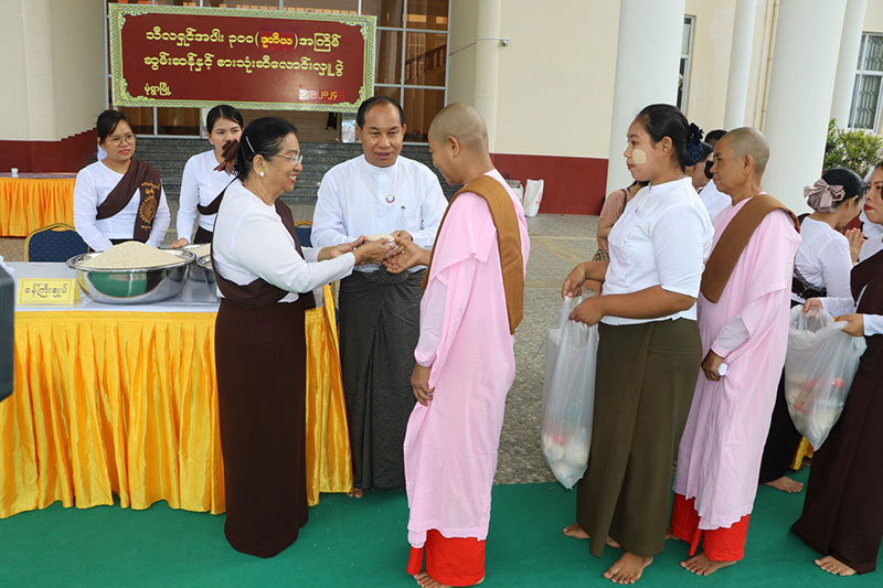 စစ်ကိုင်းတိုင်းဒေသကြီး၊ မုံရွာမြို့ပေါ်ရှိကျောင်းတိုက်ကြီးများမှ ဆရာတော်၊သံဃာတော် များအား ဆွမ်းနှင့်ဆွမ်းဟင်းလောင်းလှူ