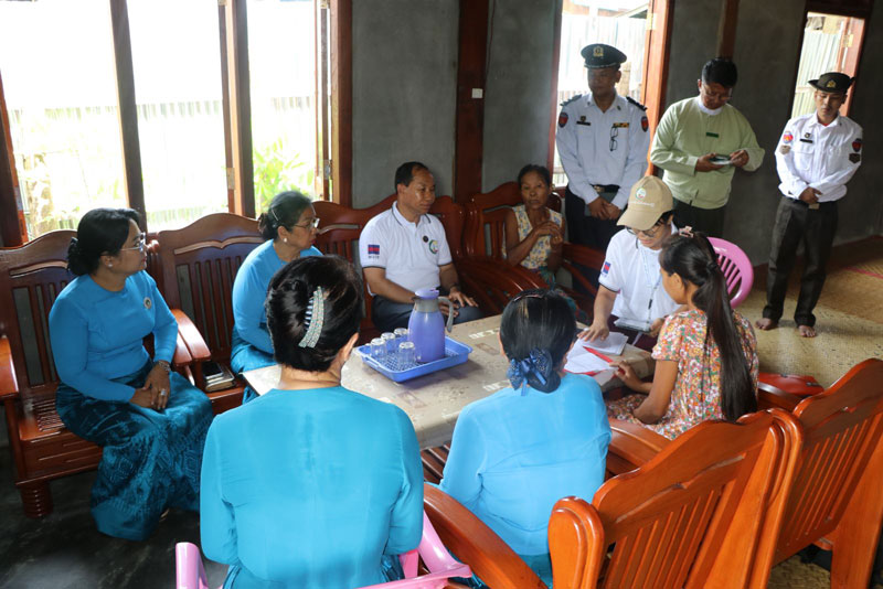 စစ်ကိုင်းတိုင်းဒေသကြီး ဝန်ကြီးချုပ် ဦးမြတ်ကျော် ဟုမ္မလင်းမြို့ပေါ်ရှိ ရပ်ကွက်/ကျေးရွာ များ၌ ၂၀၂၄-ခုနှစ်၊ လူဦးရေနှင့်အိမ်အကြောင်းအရာ သန်းခေါင်စာရင်းကောက်ယူနေမှု လုပ်ငန်းများအား လိုက်လံကြည့်ရှုအားပေး