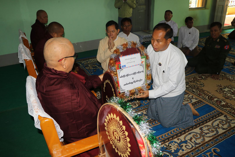 စစ်ကိုင်းတိုင်းဒေသကြီး အစိုးရအဖွဲ့မှ မုံရွာမြို့၊ အလုံရပ်ကွက်ရှိ ဒက္ခိဏာရုံကျောင်းတိုက်ဆရာတော်ကြီးများထံ လှူဖွယ်ပစ္စည်းများနှင့် တစ်လစာ ဆွမ်းဆန်၊ ဆီ၊ ဆား၊ ပဲ အမယ် ၄ မျိုးဆက် ကပ်လှူဒါန်း