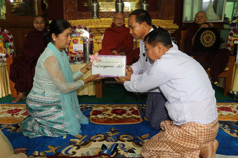 မုံရွာတက္ကသိုလ်ကျောင်းရှိ ဆုတောင်းပြည့်စေတီတော်မြတ်ကြီး လုံးတော်ပြည့် ရွှေသင်္ကန်းကပ်လှူပူဇော်ခြင်းနှင့် ဗုဒ္ဓါဘိသေက အနေကဇာတင် မင်္ဂလာအခမ်း အနားကျင်းပ