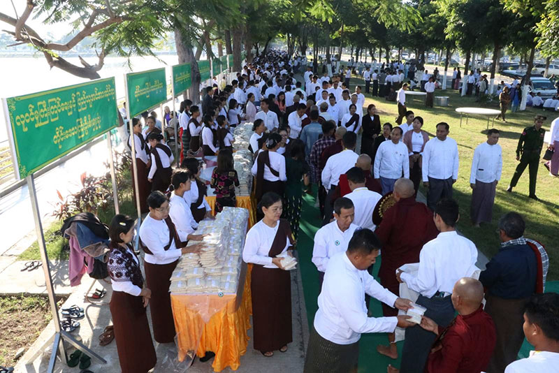 စစ်ကိုင်းတိုင်းဒေသကြီးအစိုးရအဖွဲ့မှ ကြီးမှူးကျင်းပသော မုံရွာမြို့၊ ရာပြည့်ကပ်ကျော်စေတီတော်ကြီးရှိ ဗုဒ္ဓရုပ်ပွားတော် ၄ ဆူအား မသိုးရွှေကြာသင်္ကန်း ဆက်ကပ်လှူဒါန်းခြင်းနှင့် တတိယအကြိမ် သံဃာတော်အပါး ၁၀၀၀ ဆွမ်းဆန်စိမ်းလောင်းလှူပွဲ အခမ်းအနား ကျင်းပ