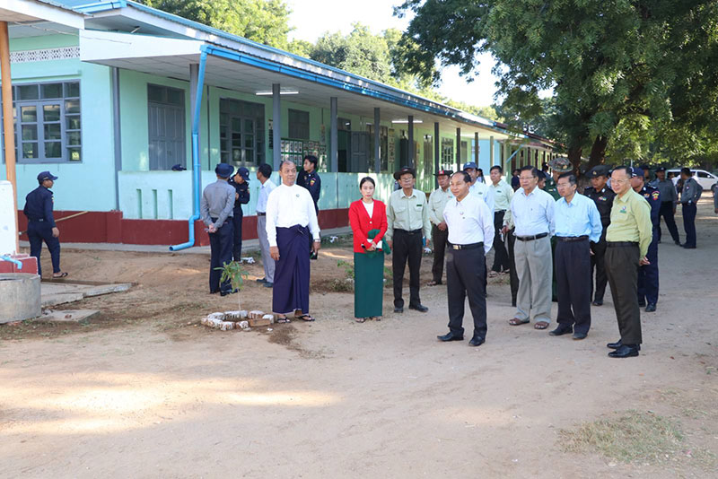 စစ်ကိုင်းတိုင်းဒေသကြီး ဝန်ကြီးချုပ် ဦးမြတ်ကျော် မုံရွာမြို့၊ မြို့သစ်ရပ်ကွက်ရှိ အခြေခံပညာအလယ် တန်းကျောင်း(ခွဲ)အတွင်း စုပေါင်းသန့်ရှင်းရေးလုပ် ငန်းများ ဆောင်ရွက်နေမှု လိုက်လံကြည့်ရှု