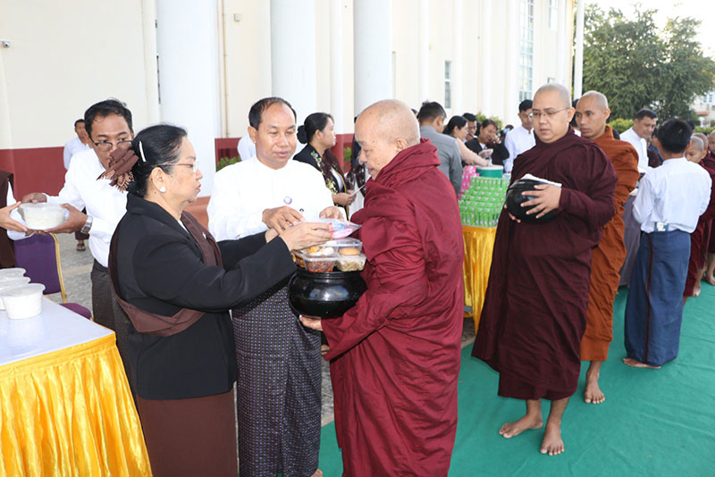 စစ်ကိုင်းတိုင်းဒေသကြီး မုံရွာမြို့ပေါ်ရှိ  ကျောင်း တိုက်ကြီးများမှ ဆရာတော်၊သံဃာတော်များအား ဆွမ်းနှင့်ဆွမ်းဟင်းလောင်းလှူပွဲနှင့်  သီလရှင်များအား ဆွမ်းဆန်စိမ်းလောင်း လှူပွဲကျင်းပ