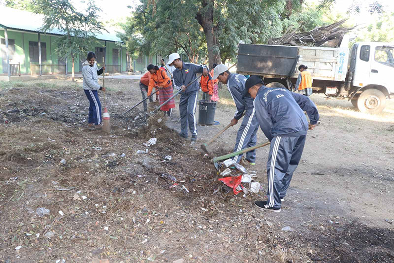 စစ်ကိုင်းတိုင်းဒေသကြီး ဝန်ကြီးချုပ် ဦးမြတ်ကျော် မုံရွာမြို့၊ အမှတ် (၂၅) အခြေခံပညာအလယ်တန်းကျောင်းဝန်းအတွင်း  စုပေါင်းသန့်ရှင်းလုပ်ငန်းများ ဆောင်ရွက်နေမှု ကြည့်ရှုအားပေး