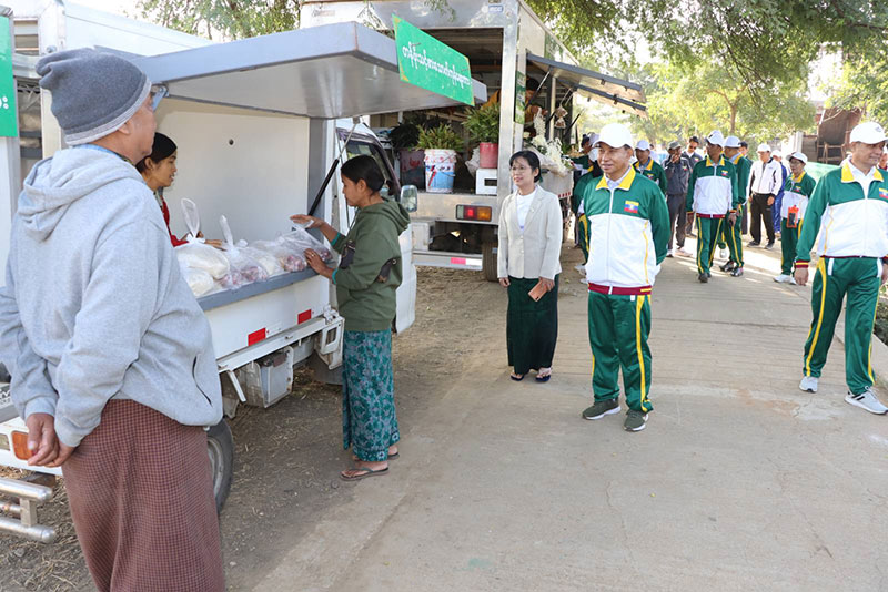 စစ်ကိုင်းတိုင်းဒေသကြီး ဝန်ကြီးချုပ် ဦးမြတ်ကျော် မုံရွာမြို့၊ အိုးဘိုတောင်ရပ်ကွက်ရှိ အခြေခံပညာအထက် တန်းကျောင်း(ခွဲ)အတွင်း  စုပေါင်းသန့်ရှင်းလုပ်ငန်းများ ဆောင်ရွက် နေမှုကြည့်ရှုအားပေး