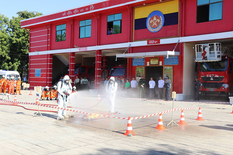 စစ်ကိုင်းတိုင်းဒေသကြီး ဝန်ကြီးချုပ် ဦးမြတ်ကျော် ဓာတုဗေဒပစ္စည်းများကြောင့် မီး လောင်မှုဖြစ်ပွားလာပါက မီးငြိမ်းသတ်မှုသရုပ်ပြသခြင်း ကြည့်ရှုအားပေး
