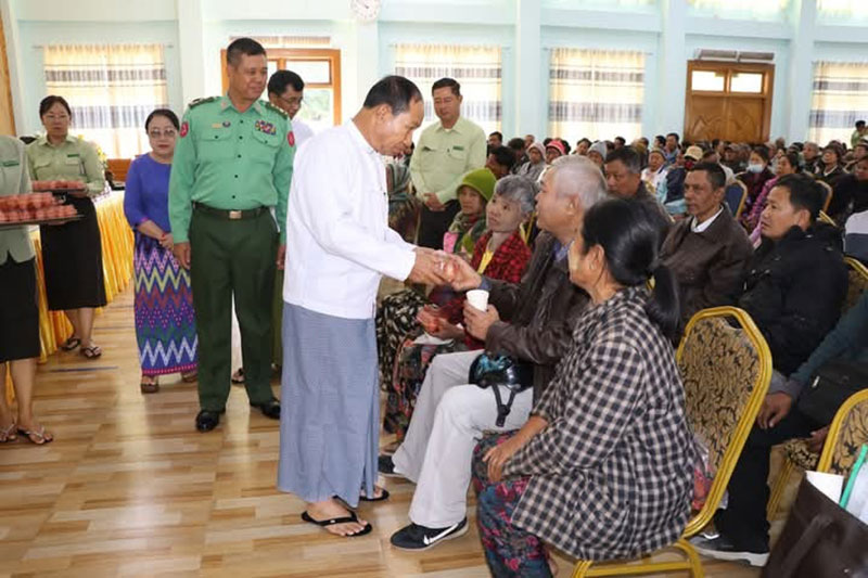 စစ်ကိုင်းတိုင်းဒေသကြီး ဝန်ကြီးချုပ် ဦးမြတ်ကျော်အငြိမ်းစား ဝန်ထမ်းများအား ကျန်းမာရေးစစ်ဆေးပေးခြင်းနှင့် အခြေခံစားသောက်ကုန်များ ပေးအပ် ချီးမြှင့်