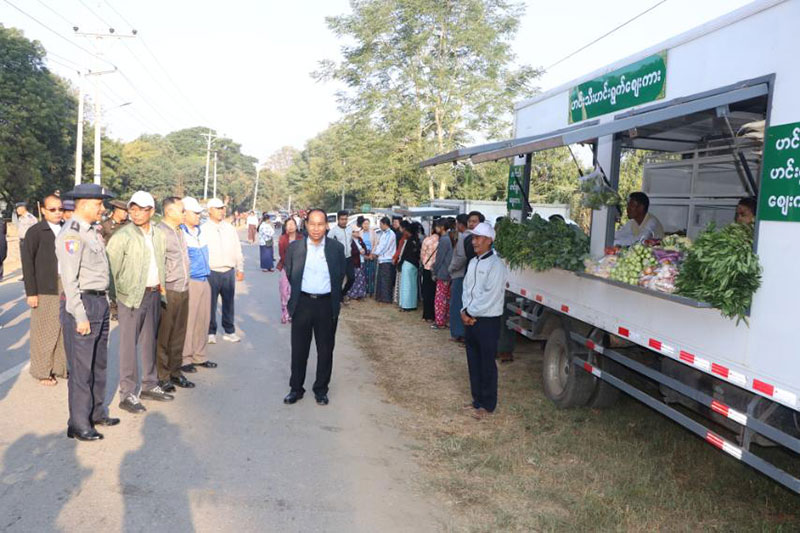 စစ်ကိုင်းတိုင်းဒေသကြီး ဝန်ကြီးချုပ် ဦးမြတ်ကျော် မုံရွာမြို့၊ ချင်းတွင်းမြစ်ကမ်းတစ်လျှောက်  စုပေါင်းသန့်ရှင်းရေးဆောင်ရွက်နေမှု သွားရောက်ကြည့်ရှုအားပေး