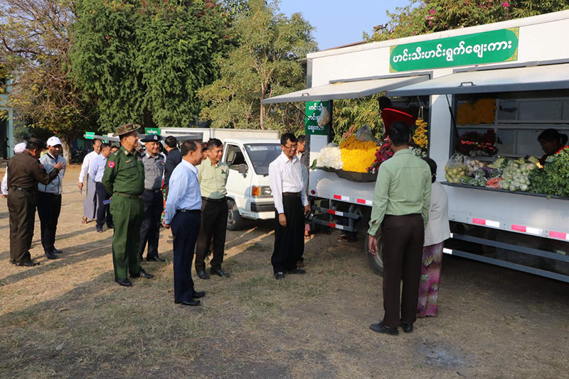 စစ်ကိုင်းတိုင်းဒေသကြီး ဝန်ကြီးချုပ် ဦးမြတ်ကျော် မုံရွာမြို့ စုပေါင်းသန့်ရှင်းလုပ်ငန်း များဆောင်ရွက် နေမှုများအား ကြည့်ရှုအားပေး