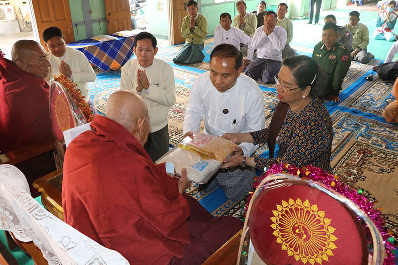 စစ်ကိုင်းတိုင်းဒေသကြီး အစိုးရအဖွဲ့မှ မုံရွာမြို့ပေါ်ရှိ ဘုန်းတော်ကြီးကျောင်းတိုက်များသို့ လှူဖွယ်ပစ္စည်းများဆက်ကပ်လှူ ဒါန်း