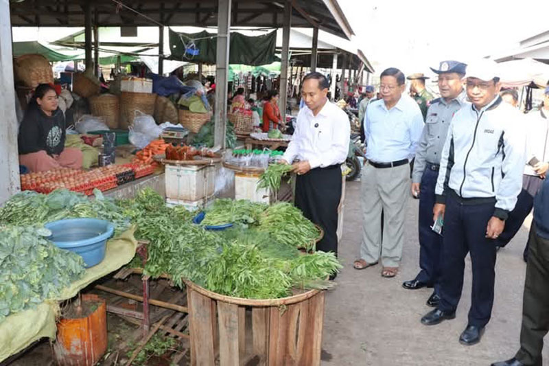 စစ်ကိုင်းတိုင်းဒေသကြီး ဝန်ကြီးချုပ် ဦးမြတ်ကျော် မုံရွာမြို့ စုပေါင်းသန့်ရှင်းလုပ်ငန်းများ ဆောင်ရွက်နေ မှုများနှင့် ပြည်ထောင်စု ဈေးကြီးအတွင်း ဈေးရောင်းဝယ်နေမှုများအား လိုက်လံကြည့်ရှု အားပေး