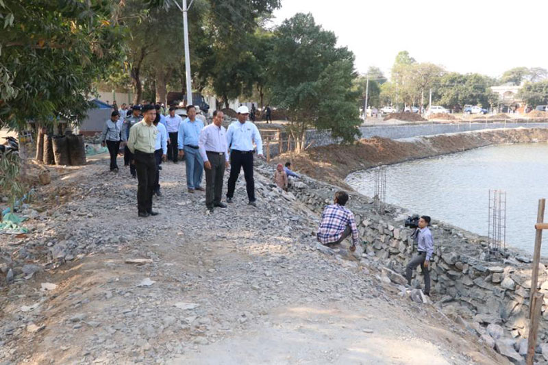 စစ်ကိုင်းတိုင်းဒေသကြီး ဝန်ကြီးချုပ် ဦးမြတ်ကျော် မုံရွာမြို့ မီးရထားသံလမ်းတစ်လျှောက် စုပေါင်းသန့်ရှင်းလုပ်ငန်းများ ဆောင်ရွက်နေမှုနှင့် မြို့ဖွံ့ဖြိုးရေးလုပ်ငန်းများဆောင်ရွက်နေမှု လိုက်လံကြည့်ရှုစစ် ဆေး