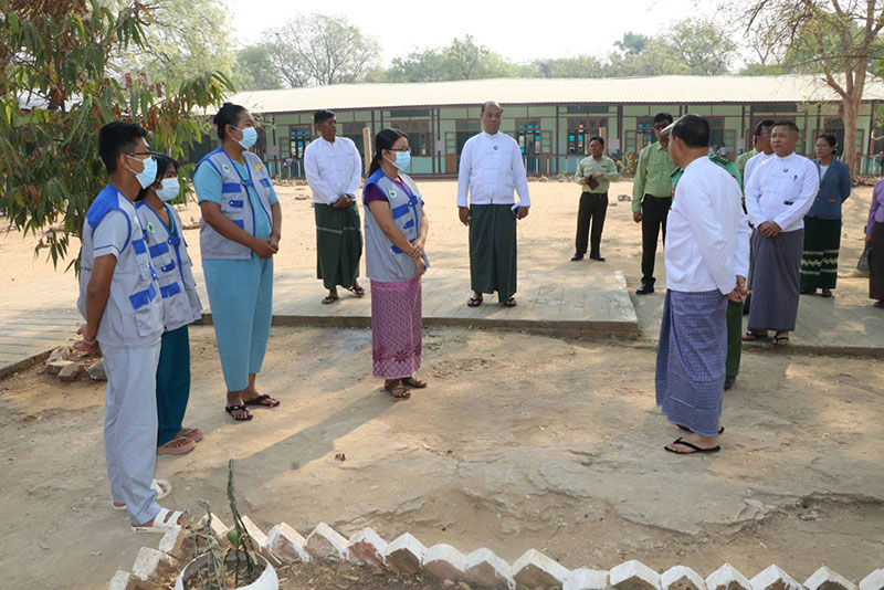 စစ်ကိုင်းတိုင်းဒေသကြီး ဝန်ကြီးချုပ် ဦးမြတ်ကျော် မုံရွာမြို့အခြေခံပညာကျောင်းများ၌ တက္ကသိုလ်ဝင်စာမေးပွဲ မြန်မာဘာသာရပ်ဖြေဆိုနေမှုများကြည့်ရှုအား ပေး