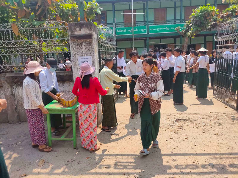 ဗန်းမောက်မြို့၊ မြို့နယ်ပြည်သူ့ဆေးရုံသို့ မြို့နယ်အတွင်းရှိ လုပ်ငန်းရှင်များကပေးအပ်လှူဒါန်းသည့်  ငွေကျပ်သိန်း (၉၅၀)တန်ဘိုးရှိဓါတ်မှန်စက်ပေးအပ်လှူဒါန်း