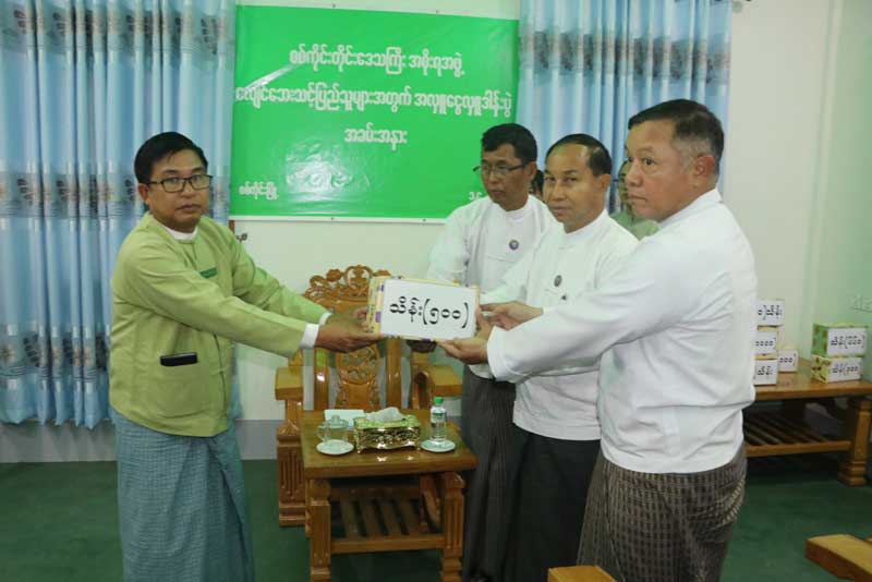 စစ်ကိုင်းတိုင်းဒေသကြီး ဝန်ကြီးချုပ် ဦးမြတ်ကျော် စစ်ကိုင်းမြို့၊ ငလျင်ဘေးသင့်ပြည်သူ များ သောက်သုံးရေ ဖြန့်ဝေပေးနေမှုနှင့်စားသောက်ကုန်များ၊ စားသုံးဆီများ ဈေးနှုန်းသက်သာစွာ ရောင်းချပေးနေမှုများ ကြည့်ရှုအားပေး