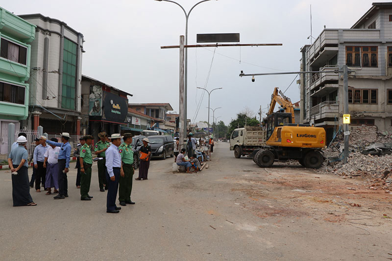 စစ်ကိုင်းတိုင်းဒေသကြီး ဝန်ကြီးချုပ် ဦးမြတ်ကျော်၊ ကာကွယ်ရေးဦးစီးရုံးချုပ်(ကြည်း)မှ ဒုတိယဗိုလ်ချုပ်ကြီး သက်ပုံ ၊ စစ်ကိုင်းမြို့ သစ်ဆိပ်မြစ်ကမ်းမှ မန္တလေးမြို့၊ ရွှေကြက်ကျမြစ်ကမ်းသို့ ဇက်ကူးတို့ဖြင့် သယ်ယူပို့ ဆောင်နေမှုများအား သွားရောက်ကြည့်ရှုစစ်ဆေး