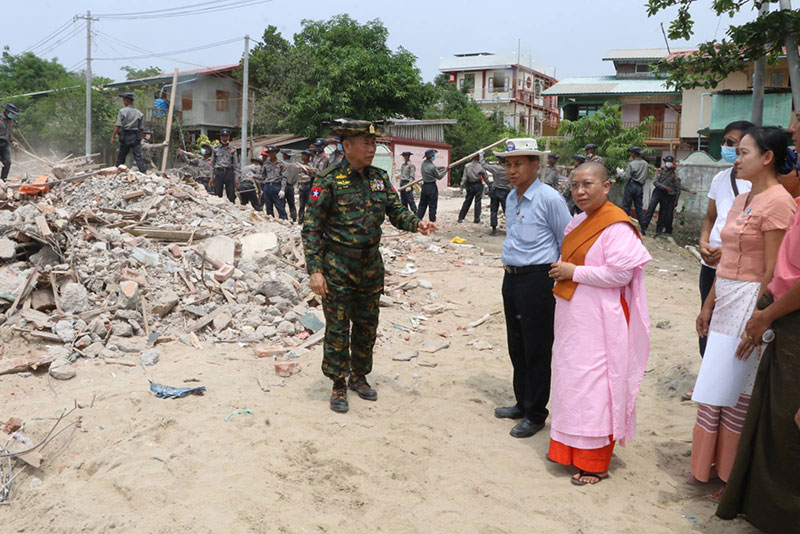 စစ်ကိုင်းတိုင်းဒေသကြီး ဝန်ကြီးချုပ်ဦးမြတ်ကျော်၊ ကာကွယ်ရေးဦးစီးချုပ်ရုံး(ကြည်း)မှ ဒု-ဗိုလ်ချုပ်ကြီးသက်ပုံတို့် မန္တလေးငလျင်ကြောင့် စစ်ကိုင်းမြို့ရှိ စေတီနှင့်အဆောက်အဦများ ပြိုကျပျက်စီးမှုနှင့်ပြန်လည်ရှင်းလင်းဖယ်ရှားနေမှု များအားသွားရောက်ကြည့်ရှု