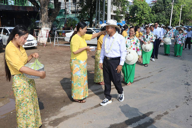 စစ်ကိုင်းတိုင်းဒေသကြီး၊ မုံရွာမြို့၌ မြန်မာ့ရိုးရာယဉ်ကျေးမှုဓလေ့စရိုက်နှင့်အညီ သင်္ကြန် အတက်နေ့ လမ်းလျှောက်သင်္ကြန်ပွဲတော် ကျင်းပ