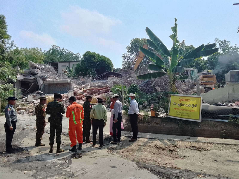 ကာကွယ်ရေးဦးစီးချုပ်ရုံး(ကြည်း)မှ ဒုတိယဗိုလ်ချုပ်ကြီးသက်ပုံ၊တိုင်းဒေသကြီးအစိုးရအဖွဲ့ လူမှုရေးရာဝန်ကြီး၊ လမ်းပန်းဆက်သွယ်ရေးဝန်ကြီးနှင့် တာဝန်ရှိသူများ စစ်ကိုင်းမြို့၌ မန္တလေးငလျင်ကြီးကြောင့် ပြိုကျပျက်စီးခဲ့သည့် ဘုရားစေတီ ပုထိုးများနှင့် အဆောက်အအုံများ ပြန်