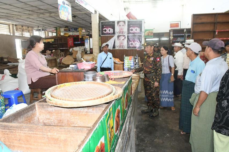 ကာကွယ်ရေးဦးစီးချုပ်ရုံး(ကြည်း)မှ ဒုတိယဗိုလ်ချုပ်ကြီးသက်ပုံ၊တိုင်းဒေသကြီးအစိုးရအဖွဲ့ လူမှုရေးရာဝန်ကြီး၊ လမ်းပန်းဆက်သွယ်ရေးဝန်ကြီးနှင့် တာဝန်ရှိသူများ စစ်ကိုင်းမြို့၊ မြို့မဈေးတွင် ဈေးဆိုင်များ ဖွင့်လှစ်ရောင်းချနေမှုအား ကြည့်ရှုစစ်ဆေး