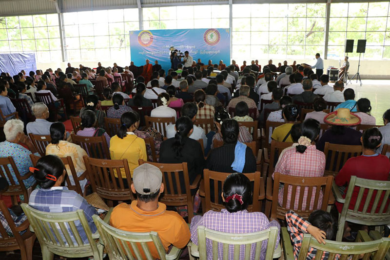 စစ်ကိုင်းတိုင်းဒေသကြီး ဝန်ကြီးချုပ် ဦးမြတ်ကျော်၊ ကာကွယ်ရေးဦးစီးချုပ်ရုံး(ကြည်း)မှ ဒုတိယဗိုလ်ချုပ်ကြီး သက်ပုံ  မန္တလေးငလျင်ကြီးကြောင့် ပျံလွန်/သေဆုံးခဲ့ကြ သည့် သံဃာ၊သီလရှင်နှင့် လူပုဂ္ဂိုလ်များအတွက် ထောက်ပံ့ငွေပေးအပ်ပွဲ အခမ်းအနား တက်ရောက်
