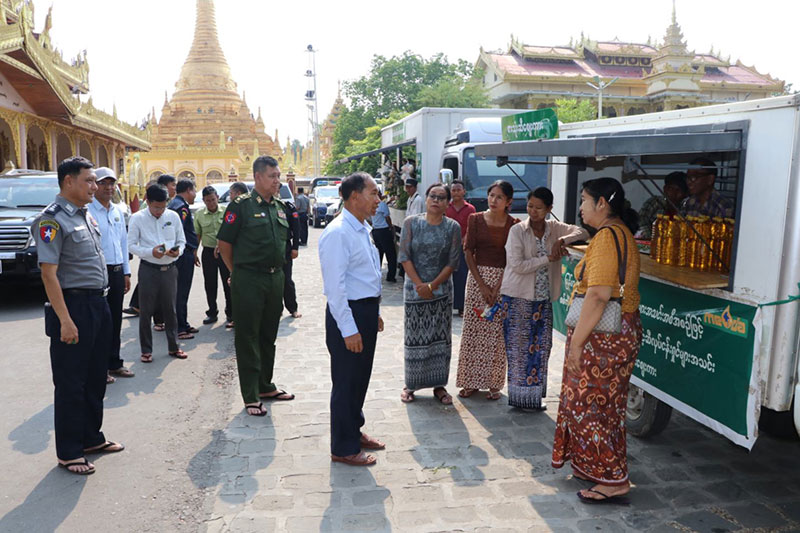 စစ်ကိုင်းတိုင်းဒေသကြီး ဝန်ကြီးချုပ် ဦးမြတ်ကျော် မုံရွာမြို့၊ ရွှေစည်းခုံစေတီတော်မြတ် ကြီး ရင်ပြင်နှင့်ပတ်ဝန်းကျင်အား စုပေါင်းသန့်ရှင်းရေးလုပ်ငန်းများ ဆောင်ရွက်နေမှု ကြည့်ရှုအားပေး