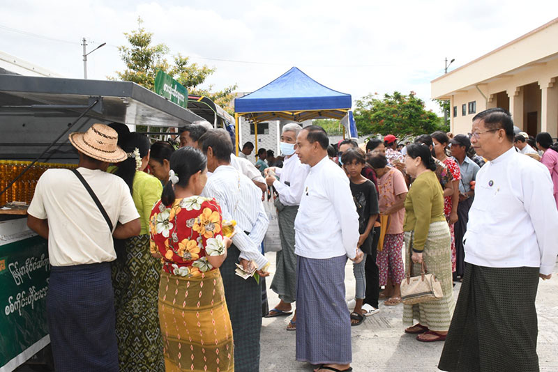 စစ်ကိုင်းတိုင်းဒေသကြီး ဝန်ကြီးချုပ် ဦးမြတ်ကျော် အငြိမ်းစားဝန်ထမ်းများ အား ကျန်းမာရေးစစ်ဆေးပေးခြင်းနှင့် အခြေခံစားသောက်ကုန်များ ပေးအပ်ခြင်းအခမ်းအနား တက်ရောက်