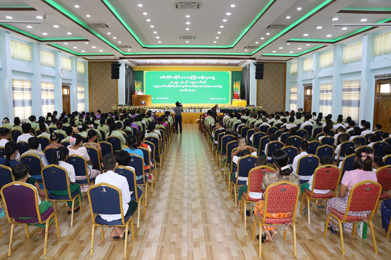 စစ်ကိုင်းတိုင်းဒေသကြီး ဝန်ကြီးချုပ် ဦးမြတ်ကျော် ၂၀၂၅-၂၀၂၆ ပညာသင်နှစ်အတွက် စစ်ကိုင်းတိုင်းဒေသကြီးအစိုးရအဖွဲ့မှ ဝန်ထမ်းသား/သမီးများအား ပညာသင်စရိတ်နှင့် ကျောင်းဝတ်စုံများ ပေးအပ်ချီးမြှင့်ပွဲ အခမ်းအနား တက်ရောက်