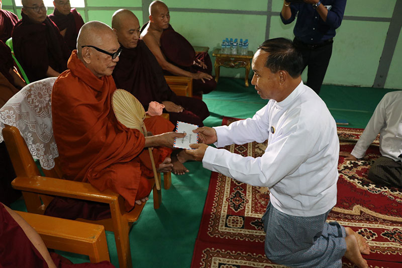 ၂၀၂၅ခုနှစ်၊ ဓမ္မာစရိယနှင့် ပါဠိပထမပြန်စာမေးပွဲ ကြီးကြပ်ဆရာတော်ကြီးများနှင့် စာဖြေ သံဃာ/သီလရှင်များအား ဝတ္ထုငွေနှင့်အချိုရည်များ ဆက်ကပ်လှူဒါန်း