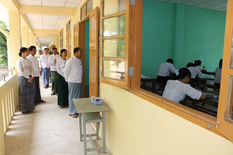 စစ်ကိုင်းတိုင်းဒေသကြီး ဝန်ကြီးချုပ် ဦးမြတ်ကျော် ၂၀၂၅-ခုနှစ်၊ တက္ကသိုလ်ဝင်စာမေး သင်္ချာဘာသာ ရပ် ဖြေဆိုနေမှုအား သွားရောက်ကြည့်ရှုအားပေး