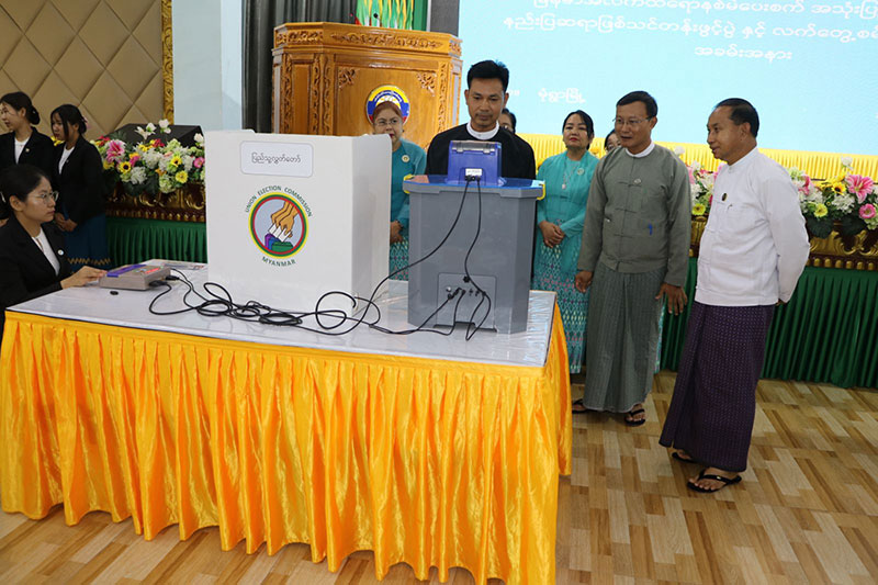 စစ်ကိုင်းတိုင်းဒေသကြီး မုံရွာမြို့၌ မြန်မာအီလက်ထရောနစ်မဲပေးစက် အသုံးပြုခြင်း ဆိုင်ရာ နည်းပြဆရာအဖြစ် သင်တန်းဖွင့်ပွဲနှင့် လက်တွေ့စမ်းသပ်မဲပေးခြင်း အခမ်းအနား ကျင်းပ