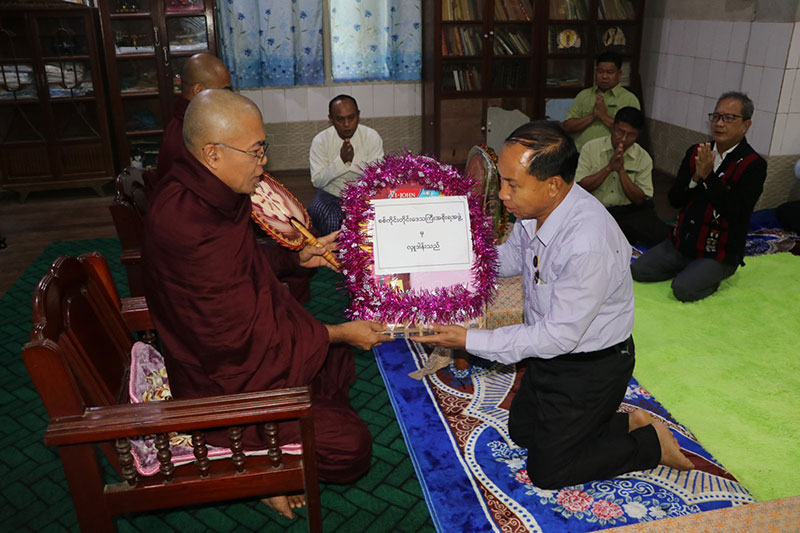 စစ်ကိုင်းတိုင်းဒေသကြီး ဝန်ကြီးချုပ် ဦးမြတ်ကျော် ဟုမ္မလင်းခရိုင်အတွင်းရှိ ယာယီနေရပ် စွန့်ခွာပြည်သူများအား ထောက်ပံ့ငွေနှင့် ဆန်/ဆီ ပေးအပ်