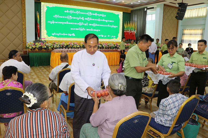 စစ်ကိုင်းတိုင်းဒေသကြီး ဝန်ကြီးချုပ် ဦးမြတ်ကျော် တိုင်းဒေသကြီးအတွင်းရှိ အငြိမ်းစား ဝန်ထမ်းများအား ကျန်းမာရေးစစ်ဆေးပေးခြင်းနှင့် အခြေခံစားသောက်ကုန်များ ပေးအပ်ခြင်းအခမ်းအနား တက်ရောက်