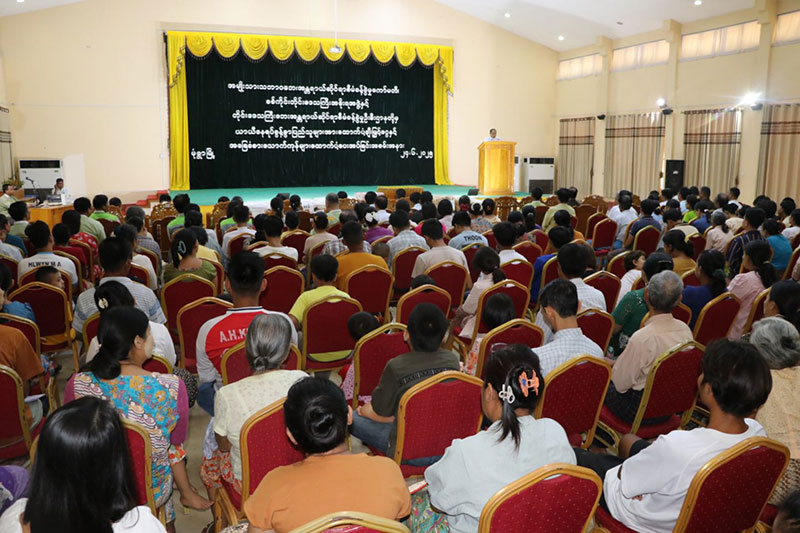 စစ်ကိုင်းတိုင်းဒေသကြီး ဝန်ကြီးချုပ် ဦးမြတ်ကျော် မုံရွာခရိုင်အတွင်းရှိ ယာယီနေရပ်စွန့် ခွာပြည်သူများအား ထောက်ပံ့ငွေနှင့်အခြေခံစားသောက်ကုန် ဆန်၊ ဆီ၊ ဆား၊ ပဲများပေး အပ်ခြင်း အခမ်းအနား တက်ရောက်