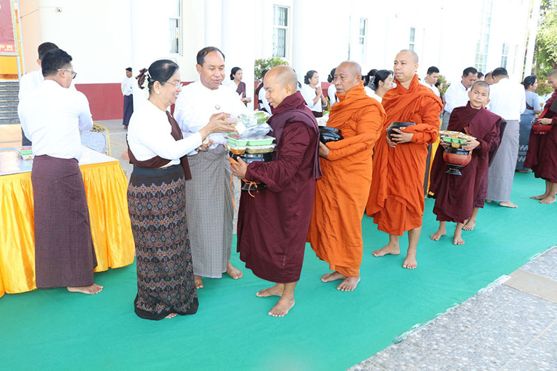 မုံရွာမြို့ပေါ်ရှိ ကျောင်းတိုက်ကြီးများမှ ဆရာတော်၊သံဃာတော် များအား ဆွမ်း/ဆွမ်းဟင်းများလောင်းလှူခြင်းနှင့် သီလရှင်ဆရာကြီး/ဆရာလေးများအား ဆွမ်းဆန်စိမ်းလောင်းလှူ