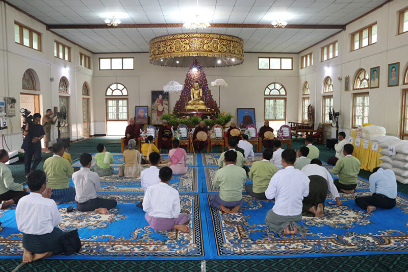 စစ်ကိုင်းတိုင်းဒေသကြီး ဝန်ကြီးချုပ် ဦးမြတ်ကျော် မုံရွာမြို့ပေါ်ရှိ ဘုန်းတော်ကြီးကျောင်း များသို့ ဆွမ်းဆန်၊ ဆီ၊ ဆား၊ ပဲ၊ ဆေးနှင့် လှူ ဖွယ်ဝထ္တုပစ္စည်းများ ဆက်ကပ်လှူဒါန်း