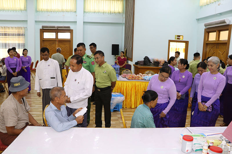 စစ်ကိုင်းတိုင်းဒေသကြီး ဝန်ကြီးချုပ် ဦးမြတ်ကျော် တိုင်းဒေသကြီးအတွင်းရှိ အငြိမ်းစား ဝန်ထမ်းများအား ကျန်းမာရေးစစ်ဆေးပေးခြင်းနှင့် အခြေခံစားသောက်ကုန်များ ပေးအပ် ခြင်းအခမ်းအနား တက်ရောက်